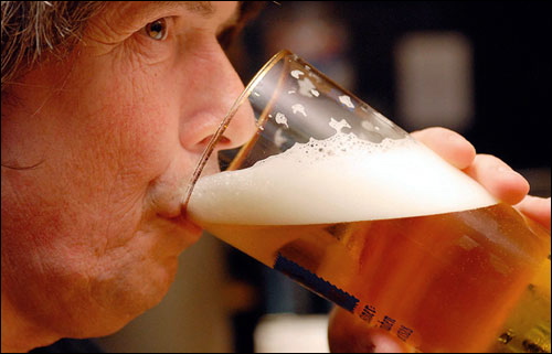 Uống rượu bia nhiều dễ mắc bệnh trĩ